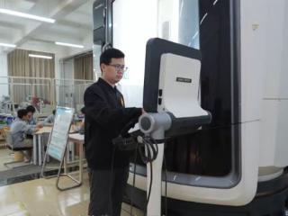 山东商务职业学院李华伟：五一奖章映匠心 厚德润技育英才