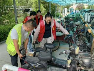 济阳街道西后营社区开展车棚清理与车辆规范摆放活动
