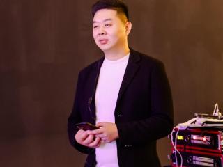 深耕行业十余载，张哲以专业铸就演艺舞台无数经典