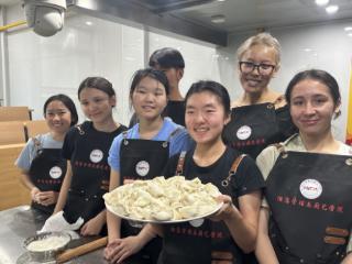 美国学生在杭州高校“寻味江南”美食营学做中国菜
