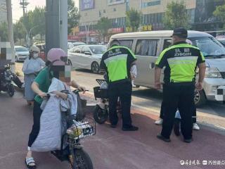 最大限度减少交通意外伤害，冠县交警开展“一盔一带”守护行动
