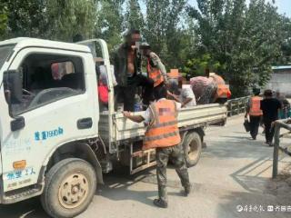 让人揪心，23人挤进脱审货车“后斗”，交警严肃查处