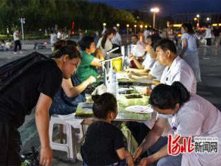 邯郸广平开展“健康夜市”惠民义诊活动