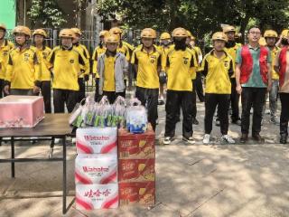 斜塘社区致敬酷暑下的城市“摆渡人”