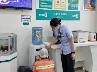 农行济南东郊支行：暖心服务 为户外劳动者筑起清凉港湾