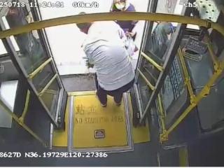 城阳巴士驾驶员从搬车到抬轮椅 善举传递助人正能量
