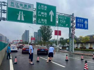 暴雨突袭！牡丹区交警守护平安出行路