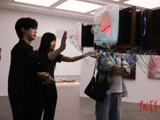 当年轻人走进一场有关“死亡”的展览