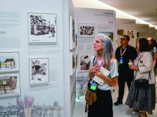 汉学家参观漫画成果展