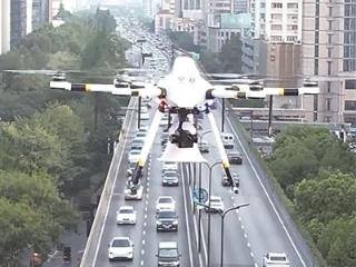 空中有人喊 不要打电话！
