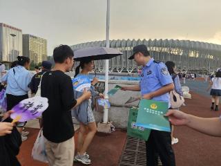 许嵩演唱会秒变“反赌安全课”！警彩联动在济南奥体中心现场普法