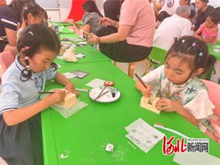 秦皇岛市北戴河区东经路社区组织青少年开展篆刻活动
