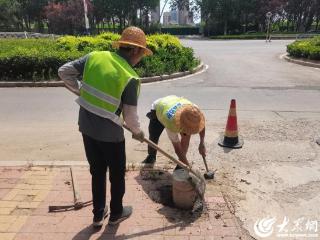 德州市政多措并举保障高温期间人行道设施安全运行