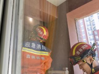 蝙蝠“安家”居民阳台 消防员巧手驱“蝠”护平安