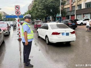 逆雨而行保畅安！莘县公安交警守护雨天出行路