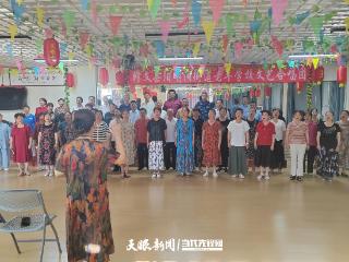 修文县阳明洞街道老年学校开展文艺合唱排练活动
