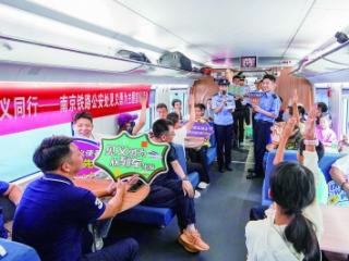 列车上宣传见义勇为精神