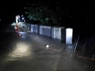 深夜暴雨，三人被困水中！淄博消防紧急救援