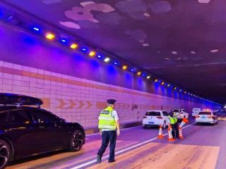 ﻿六安：大量黄豆“占领”隧道约百米路面