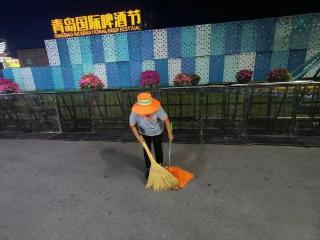 金沙滩啤酒城的“深夜收摊人”：当狂欢落幕，他们为热闹按下“重启键”