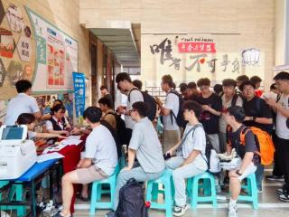 工行贵州贵阳白云支行将金融服务“直通车”开进企业 为青年人才首份工资保驾护航