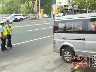 十堰交警开展车辆违停整治，规范停车不“添堵”