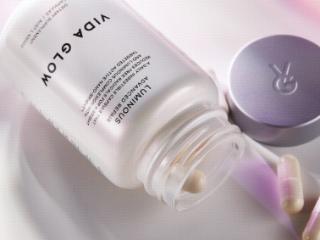 不止白，更要透光！Vida Glow 白月光胶囊用 多 重光蕴配方养出亮白肌底