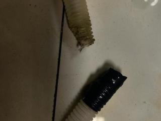 华商记者帮|空调排水管破损导致楼下天花板渗水墙皮脱落损失 这种责任该谁承担？