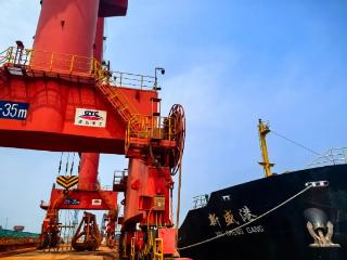 山东港口烟台港“链”上发力、服务集成，打造“通江达海”新通道