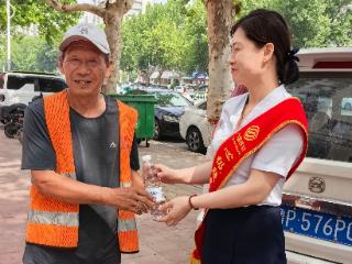 山东移动聊城分公司：情系环卫工，盛夏送清凉