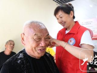 每周三的约定：合肥一社区 “义剪” 15年不停歇