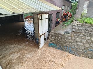 山东淄博：突发暴雨，多地发生人员被困，消防紧急营救