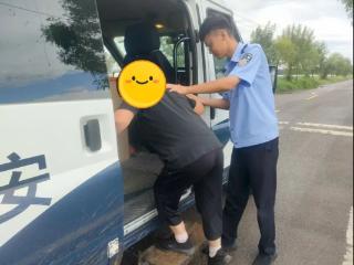 风雨中，这样的“警”色很暖心！