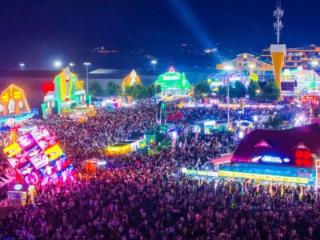 青岛西海岸新区金沙滩啤酒城狂欢正酣！9个啤酒大篷演艺持续精彩