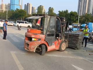 济南市市中区十六里河：清理路面堆物，确保道路交通安全