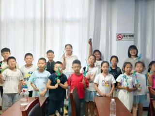 【童乐缤纷暑期】济南市莱芜区凤城街道向阳社区：扭扭棒课堂 让指尖开出童真花