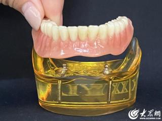 假牙总掉？给它装个“固定器”，吃饭香多了！