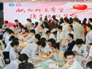 “热血铸仁心，大爱暖盛夏” 江苏省人医398名医务人员献血 95700 毫升