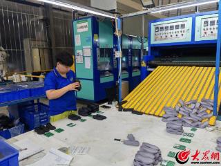 产业链上的山东好品牌丨日产“超临界”鞋底2万双！鑫华博润搭乘“数字快车” 踏出中国智造新步伐