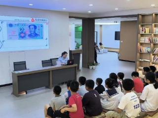 东港农商银行观海支行联合银海社区开展“小小银行家”活动