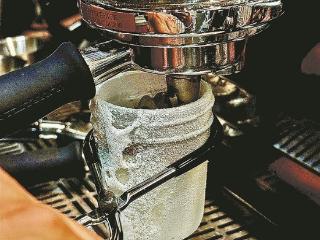 探店揭秘：-80℃咖啡杯 +85℃咖啡液 冰杯咖啡火到厦门