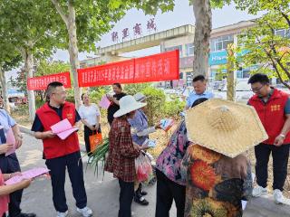 邹城农商银行走进大集开展宣传，向非法集资“金融毒瘤”说不