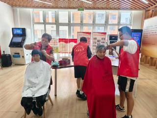 北集坡街道石灰官庄社区：爱心义剪进社区 公益服务送清凉