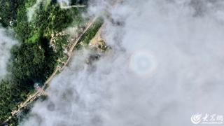 七彩光环悬云海 泰山十八盘上空出现宝光