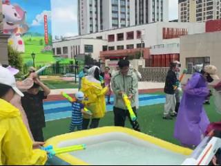 “水花溅起的瞬间，是夏日最动听的欢笑！”