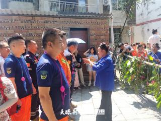 侗寨盛情迎恩人 红蛋拦门诉感恩｜榕江月寨村设长桌宴谢救援队