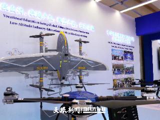 聚焦2025交流周｜贵州电子商务职业技术学院展台引关注：“贵匠工坊”搭桥 低空经济引凤
