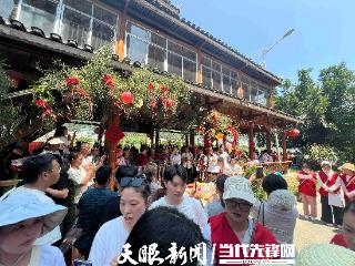 感恩·雄起 贵州“超”力量！｜榕江：感恩长桌宴上情谊再续