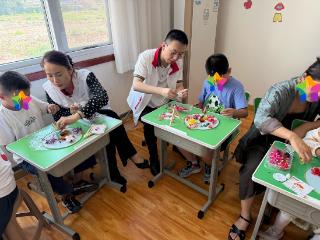 百年人寿淄博中心支公司开展“夏日送清凉 爱心伴成长”公益活动