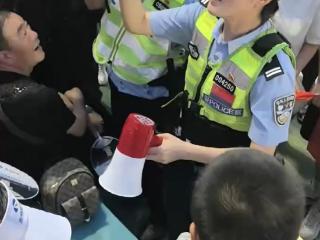 答题送小熊！榕江交警“村超”赛场开展趣味交通安全宣传